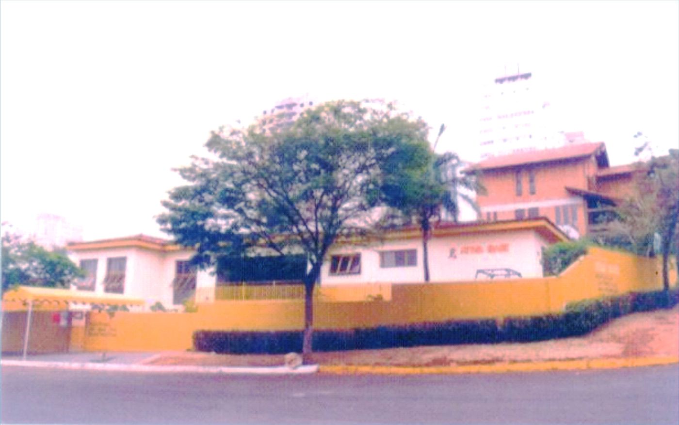 O antigo prédio da Escola Ativa Idade, com muro amarelo, na esquina da Rua 7 de Setembro com a Rua Bahia